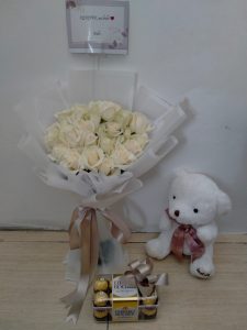 Nelly Florist Bandung menawarkan berbagai macam desain karangan bunga papan selamat dan sukses, mulai dari yang sederhana hingga yang lebih kompleks dan indah. Pelanggan dapat memilih dari desain yang ada