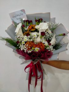Penggunaan karangan bunga papan selamat dan sukses sangat umum di berbagai acara seperti pernikahan, wisuda, atau acara bisnis. Selain memberikan ucapan selamat atau sukses, karangan bunga juga dapat memberikan kesan profesional dan elegan pada acara tersebut.