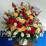 Buket tangan adalah karangan bunga yang dirangkai dengan bentuk yang praktis sehingga mudah dibawa tangan. Karangan bunga ini biasanya dijadikan hadiah untuk orang terdekat atau sebagai hadiah untuk berbagai acara seperti ulang tahun, hari ibu
