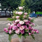 Menambah keindahan buket bunga mawar, kita dapat menambahkan elemen lain seperti daun, eucalyptus, atau bahkan tambahan hiasan seperti pita atau kertas kado. Dengan menambahkan elemen ini, buket bunga mawar akan menjadi lebih istimewa dan memukau.