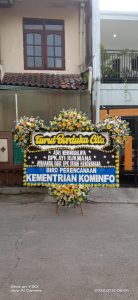 Kalau Anda mencari toko buket bunga Bandung, rekomendasi toko kedua ini bisa jadi pilihan. Selain lokasinya mudah orang cari, toko ini juga menyediakan tempat parkir luas dan aman sehingga tak perlu khawatir dengan kendaraan Anda.