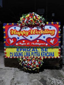 Di sini Anda juga bisa order karangan bunga dengan anggaran menyesuaikan ketersediaan dana. Kalau pilih rangkaian bunga segar, florist hanya menggunakan bunga yang benar-benar fresh, dan untuk rangkaian bunga artificial juga menggunakan bahan berkualitas, ini biasanya bunga kain.
