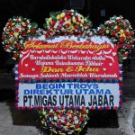 Jika ingin karangan bunga kekinian yang tidak biasa, Anda juga bisa pilih rangkaian dengan tambahan pernak-pernik seperti boneka, buah, atau coklat. Hubungi admin untuk mendapatkan informasi detail tentang fasilitas