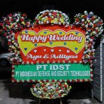 Anda juga bisa pilih jenis bunga yang akan digunakan dalam rangkaian, seperti carnation, anggrek, mawar, tulip, lily, dan bunga-bunga impor lainnya. Kalau pesan bunga di bulan februari untuk merayakan hari Valentine, Anda akan mendapatkan special offer.