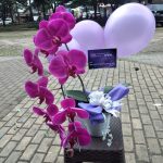Seni merangkai bunga juga memerlukan kreativitas dan kepekaan seni yang tinggi. Seorang seniman merangkai bunga harus mampu memilih bunga yang tepat untuk menghasilkan